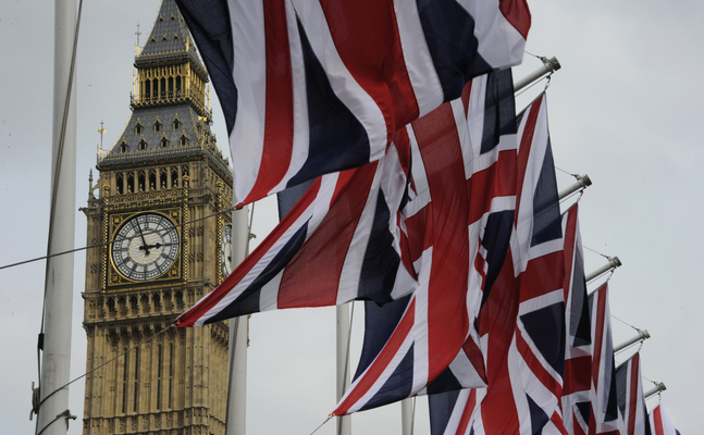 Big Ben mit Nationalflagge Großbritanniens