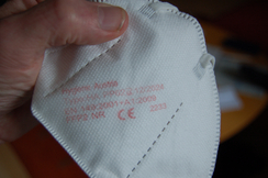 Bei der Hygiene Austria wurden chinesische Schutzmasken aus "Made in Austria" umgestempelt.