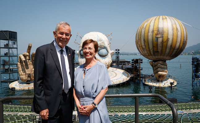 Bundespräsident Alexander Van der Bellen mit Gattin bei der Eröffnung der 75. Bregenzer Festspiele 2021: Was kosteten die Reisen seiner Ehefrau, will die FPÖ wissen.