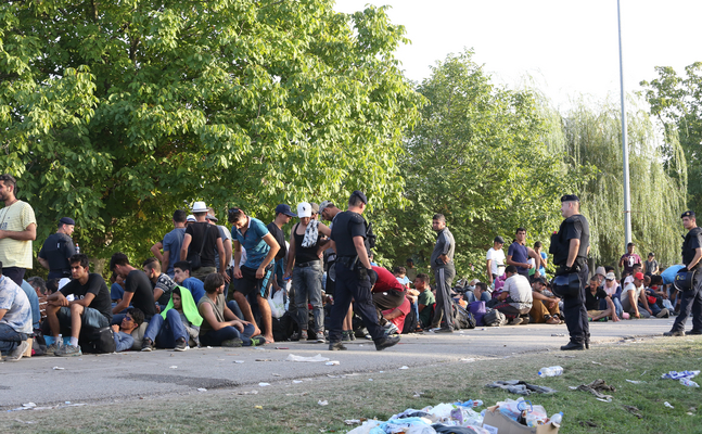 Seit 2015 ziehen illegale Einwanderer-Massen quer durch diverse sichere Länder ins Sozialparadies Österreich - und unsere Bundesregierung lässt sie mit offenen Armen herein.