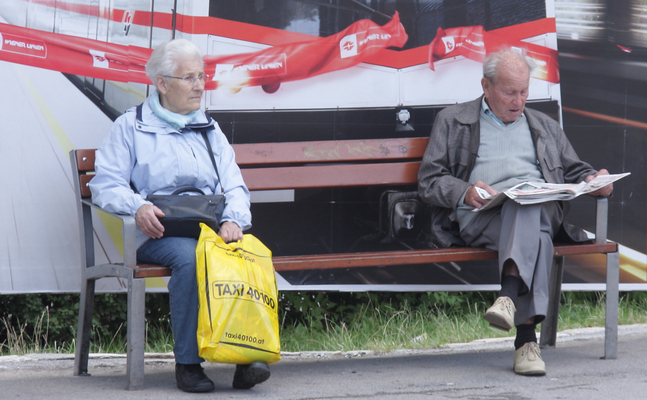 Pensionisten auf einer Parkbank