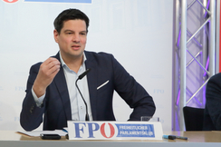 FPÖ-Sicherheitssprecher Hannes Amesbauer bei seiner Pressekonferenz in Wien.