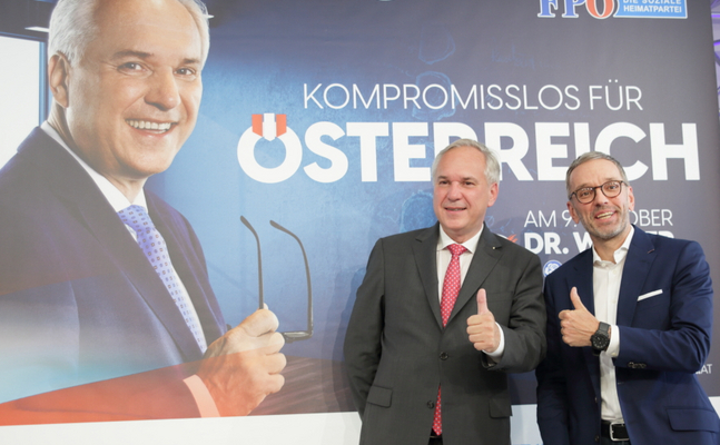FPÖ-Bundespräsidentschaftslandidat Walter Rosenkranz (l.) mit Bundesparteiobmann Herbert Kickl bei der Plakatpräsentation am Donnerstag in Wien.