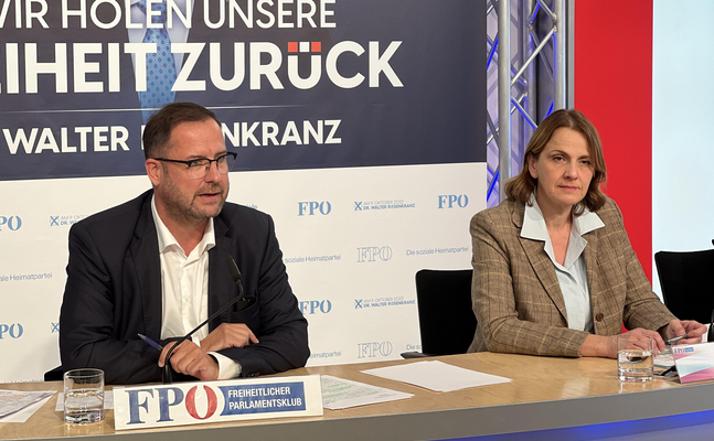 FPÖ-Verkehrssprecher Christian Hafenecker und FPÖ-Sozialsprecherin Dagmar Belakowitsch bei ihrer Pressekonferenz am 20. September 2022.