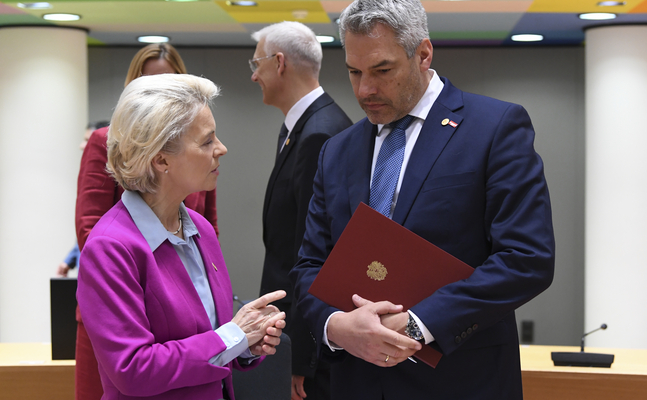 In Österreich spielt ÖVP-Kanzler Nehammer den Kraftmeier, vor der EU fällt er dann im Liegen um.