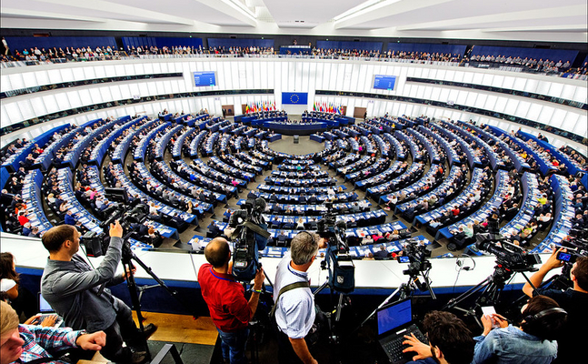 Die Korruptionsfälle im EU-Parlament haben bereits 20 Hausdurchsuchungen und fünf Festnahmen nach sich gezogen.