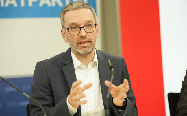 Der ÖVP-Kanzler lässt sich von den Brandstiftern von Moria erpressen - FPÖ-Klubobmann Kickl: "Wirtschaftsflüchtlinge haben unter Kurz freie Fahrt!"