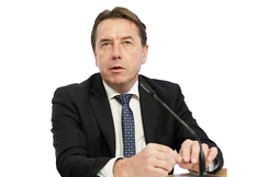 FPÖ-Wirtschaftssprecher Erwin Angerer rechnet im NFZ-Interview mit der „Almosen-Politik“ der schwarz-grünen Koalition ab.