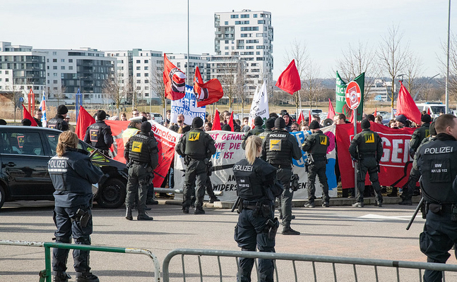 Bedenkliche Stimmungsmacherei gegen Polizei ist zu verurteilen - Gewalt, Hass und Sachbeschädigungen gegen Polizei im Schatten der „Black Lives Matter“-Protestbewegung werden Gegenstand einer parlamentarischen Anfrage der FPÖ.