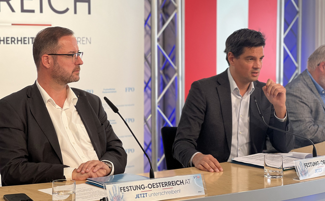 FPÖ-Generalsekretär Christian Hafenecker und -Sicherheitssprecher Hannes Amesbauer bei ihrer Pressekonferenz in Wien.