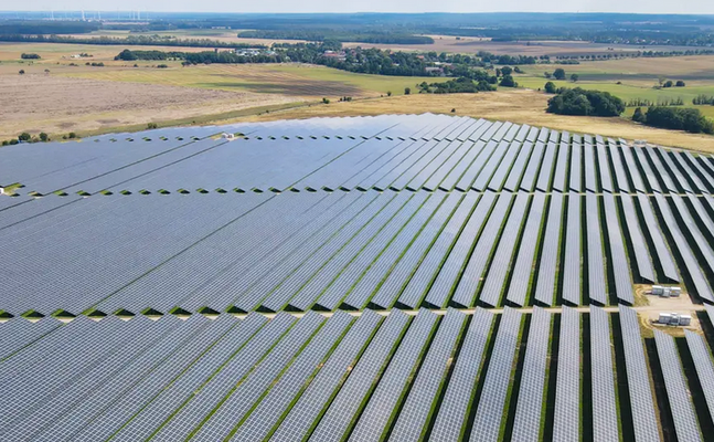 Industrie und Landwirtschaft sollen nach Eu-Plänen verschwinden - nur Wind- und Solarkraftwerke dürfen künftig Böden verbrauchen.