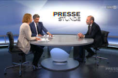 EVP-Chef Manfred Weber (r.) im Gespräch mit ORF-Innenpolitiker Hans Bürger und "Profil"-Journalistin Eva Linsinger.