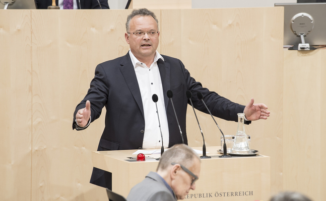 FPÖ-Tourismussprecher Hauser kritisiert laufenden Aussagen der ÖHV zur niedrigen Impfrate, obwohl längst evident ist, dass auch Geimpfte infektiös sein können.