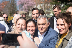 Viktor Orbáns Fidesz verteidigte die absolute Mehrheit auch gegen ein neues Oppositionsbündnis.