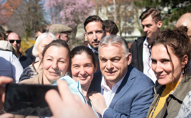 Viktor Orbáns Fidesz verteidigte die absolute Mehrheit auch gegen ein neues Oppositionsbündnis.