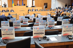 FPÖ-Schilder im Sitzungssaal des Nationalrats