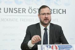 Nach Schmids Antwortverweigerung fordert FPÖ-Fraktionsführer Christian Hafenecker eine Verlängerung des U-Ausschusses.