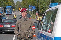 Bundesheer und Polizei an Österreichs Staatsgrenzen dienen leidglich als "Empfangskomitee" für illegale Einwanderer.