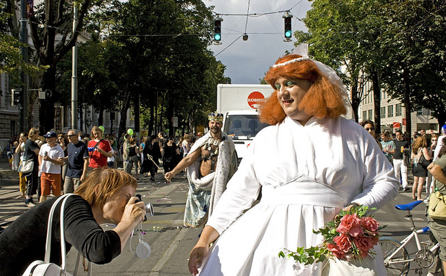 Die Mehrheit der Österreicher lehnt den aufdringlichen und obszönen "Pride-Kult" (Bild: "Regenbogenparade" 2007) klar ab.