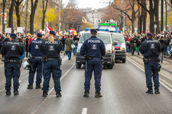 Polizei-Kontrollen der eigenen Bevölkerung: „Schwarzweiß-Denken“ von ÖVP-Innenminister Karner ist naiv.