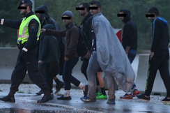 Täglich strömen mehrere hundert illegale Migranten über die offenen Grenzen nach Österreich.