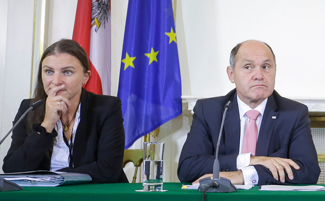 Kanzler-Gattin Katharina Nehammer neben Nationalratspräsident Wolfgang Sobotka - die ÖVP, ein Familienbetrieb?