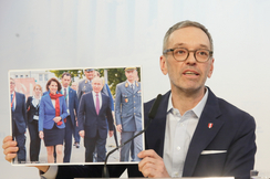 FPÖ-Bundesparteiobmann Kickl zeigt bei seiner Pressekonferenz das Foto vom Putin-Besuch Ministerin Edtstadlers 2018.