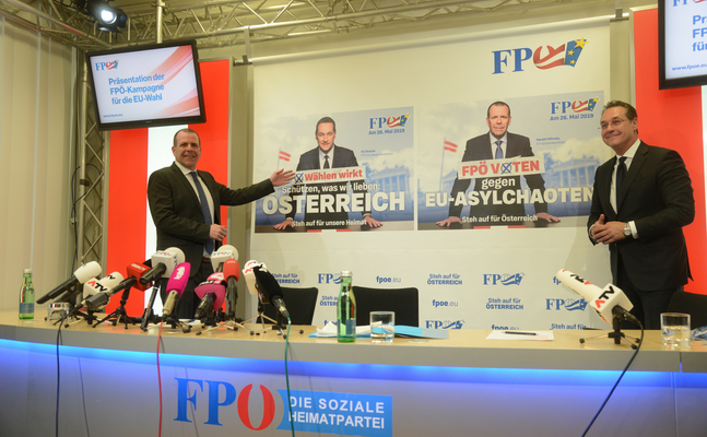 Die FPÖ hat ihre erste Plakatwelle für die kommende EU-Wahl präsentiert. Auf den Sujets sind jeweils einzeln der freiheitliche EU-Spitzenkandidat Harald Vilimsky als auch FPÖ-Obmann Vizekanzler HC Strache zu sehen. 