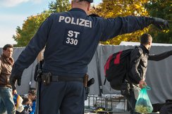 ÖVP lockt zehntausende illegale Einwanderer ins Land und gefährdet damit auch unsere öffentliche Sicherheit.