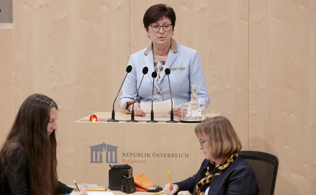 FPÖ-Frauensprecherin Ecker erneuert ihre Forderung nach einer "SOS-Mobilfunk-App" für potentielle Gewaltopfer.