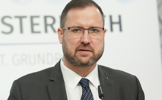 FPÖ-U-Ausschuss-Fraktionsführer Hafenecker: "Finanzministerium zahlte weitere 300.000 Euro für dubiose Beinschab/Karmasin-Studien."