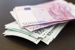 Geldscheine: 500-Euro-Scheine und 100-Euro-Scheine