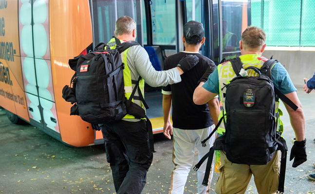 FPÖ fordert: Mehr Abschiebungen illegaler Migranten durch Druck auf Herkunftsländer.