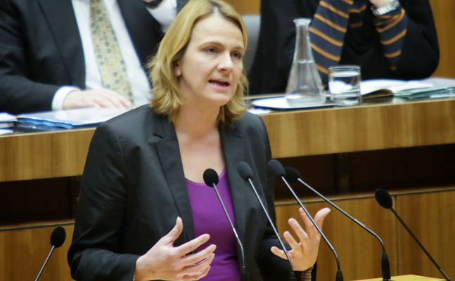 FPÖ-Sozialsprecherin Dagmar Belakowitsch fordert Hauptverbandschef Alexander Biach auf, mit der Regierung zusammenzuarbeiten, anstatt mit Klagen gegen die Kostenbremse zu drohen.