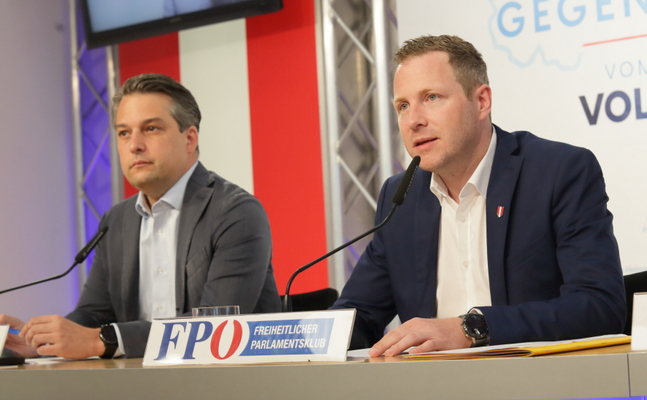 FPÖ-Wien-Landesparteichef Dominik Nepp (l.) und -Generalsekretär Michael Schnedlitz bei ihrer Pressekonferenz in Wien. 