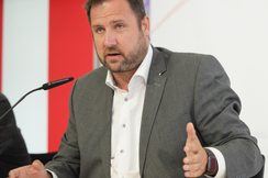 FPÖ-Mediensprecher Hafenecker zeigt sich empört über türkisen Postenschacher zwischen Kanzleramt und "Kronehit-Radio".