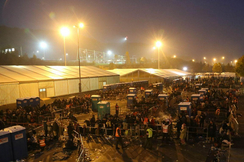 Die Asyl-Quartiere sind bundesweit überfüllt, aber tagtäglich kommen hunderte neue Illegale ins Land.