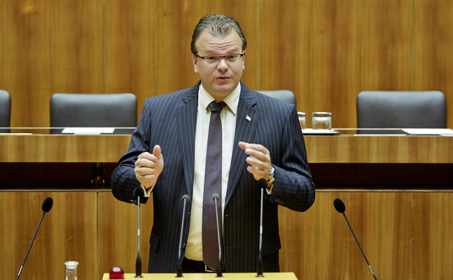 Der Fraktionsführer der FPÖ im BVT-Untersuchungsausschuss NAbg. Hans-Jörg Jenewein, weist die Vorwürfe der Opposition, Innenminister Herbert Kickl würde die Ausschussarbeit behindern, aufs Schärfste zurück.