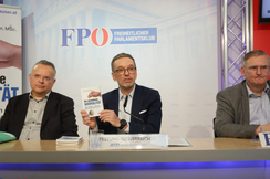 FPÖ-Parlamentarier Gerald Hauser, -Bundesparteiobmann Herbert Kickl und Dr. Hannes Strasser (v. l.) bei der Buchpräsentation. 