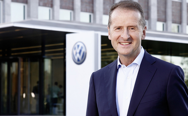 Der Chef des weltgrößten Autobauers VW, Herbert Diess, rechnet mit der E-Mobilität ab und prophezeit den Niedergang der deutschen Autoindustrie, wenn Berlin und Brüssel weiterhin unerfüllbare Forderungen stellen. 