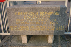 Namenstafel am Haupteingang des Fliegerhorstes Brumowski in Langenlebern, Bezirk Tulln, Niederösterreich, benannt nach einem verdienten österreichischen Jagdflieber im Ersten Weltkrieg.
