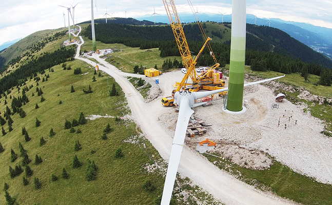 Windräder sollen nach dem Willen der grünen "Klimaschutzministerin" künftig auch die Alpengipfel und Almen "zieren".