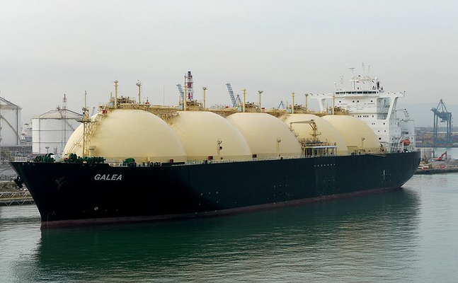 LNG-Tanker sind nicht gebunden an bestimmte Pipelines und können ihre Fracht dort abladen, wo das meiste für das Gas bezahlt wird.