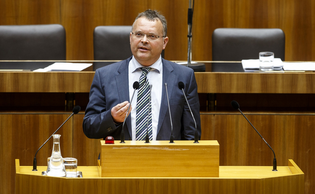 FPÖ-Abgeordneter Gerald Hauser will Maßnahmen gegen die schlechten Arbeitsbedingungen für Köche und Kellner in Österreich setzen.