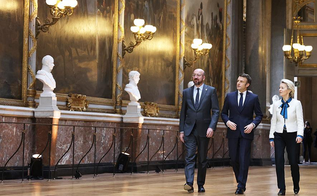 EU-Ratspräsident Charles Michel, Frankreichs Präsident Emmanuel Macron und EU-Kommissionspräsidentin Ursula von der Leyen (v. l.).
