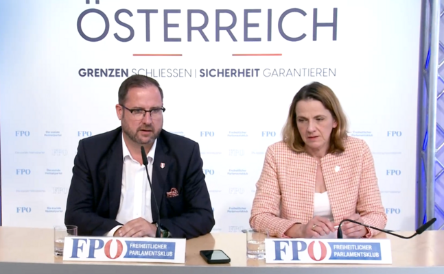 FPÖ-Generalsekretär Christian Hafenecker und -Klubobmann-Stellvertreterin Dagmar Belakowitsch bei ihrer Pressekonferenz in Wien.