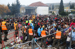 Schon mehr als 100.000 Asyl-Forderer drangen heuer bereits nach Österreich ein - und der Innenminister schaut zu.