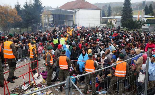 Schon 110 Aufgriffe Illegaler pro Tag - Österreich nähert sich mit Riesenschritten den Massenmigrations-Zahlen von 2015 - und die Regierung sieht tatenlos zu.