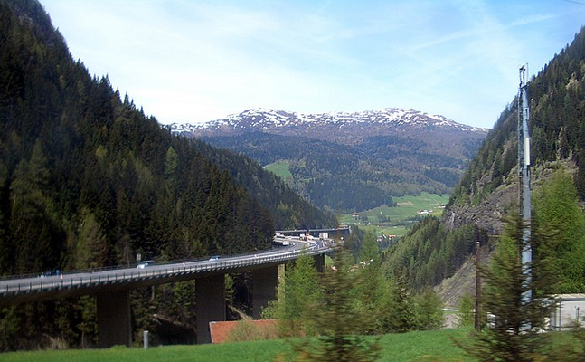 Tiroler Brückenbau wird Thema im nächsten Verkehrsausschuss - FPÖ-Tourismussprecher Hauser zu Brenner-Luegbrücken-Neubauplänen: "Ein Fehler wird nicht besser, wenn man ihn zweimal macht."