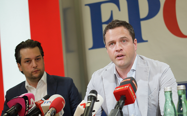 FPÖ-Wien-Chef Johann Gudenus und FPÖ-Vizebürgermeister Dominik Nepp forderten in einer Pressekonferenz am Donnerstag Aufklärung von der Stadt Wien über den dubiosen Verkauf von 3.000 Sozialwohnungen an einen privaten Investor.